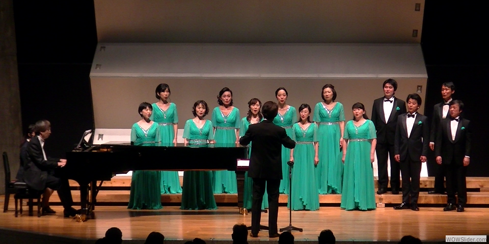 オープニングは親しみやすいメロディで今なお愛される寺島先生の作品「小さな協奏曲」〜NHKのコンクール中学校の部課題曲〜 をフレッシュな３部合唱で演奏しました。