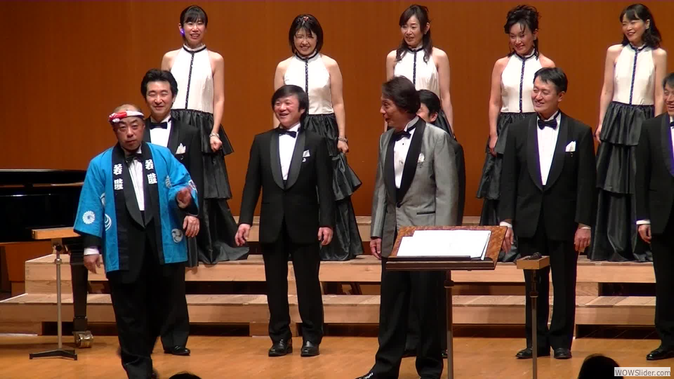 後半のメインはテレビ放送60周年を記念して、昭和歌謡特集。「て〜へんだー」と団員の一人が登場、会場は笑いで一杯に。